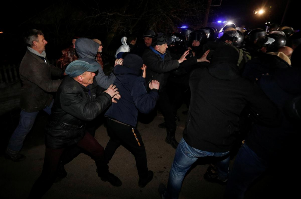 Кървава нощ в Украйна: Разярени тълпи нападнаха автобуси с евакуирани от Ухан, полицията стреля на месо ВИДЕО 18+