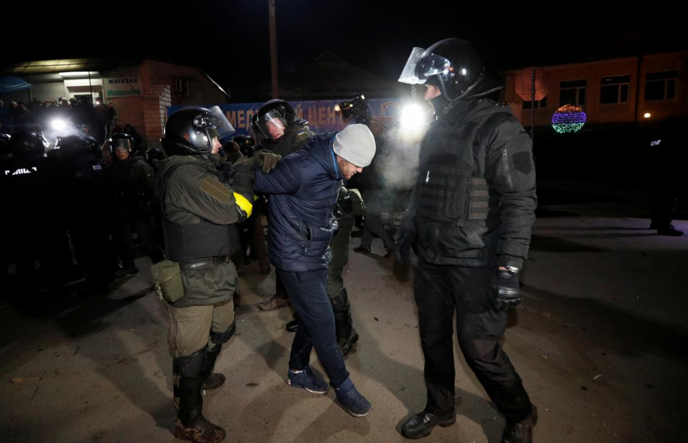 Кървава нощ в Украйна: Разярени тълпи нападнаха автобуси с евакуирани от Ухан, полицията стреля на месо ВИДЕО 18+