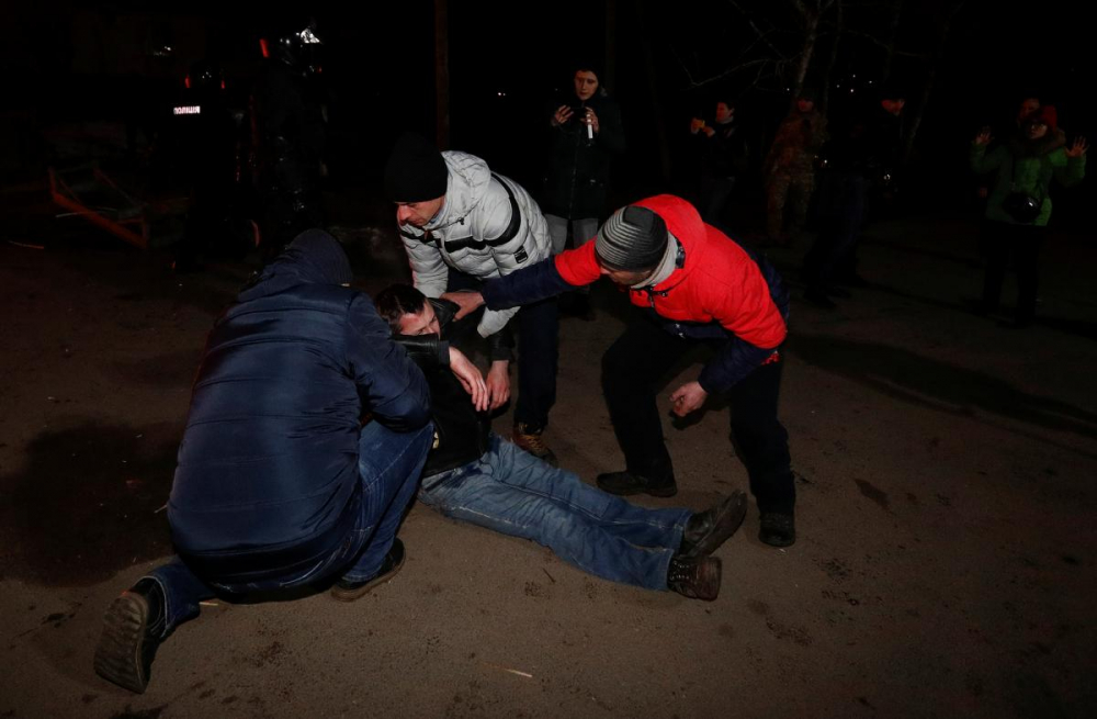 Кървава нощ в Украйна: Разярени тълпи нападнаха автобуси с евакуирани от Ухан, полицията стреля на месо ВИДЕО 18+