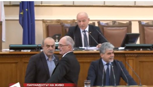Цирк в парламента! Патриотите си скочиха на бой СНИМКИ