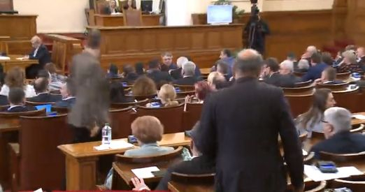 Цирк в парламента! Патриотите си скочиха на бой СНИМКИ