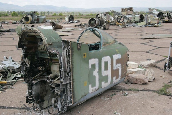 Трагични СНИМКИ на почти нови български изтребители „Миг-23“, нарязани на парчета