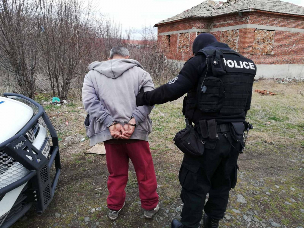 Голям удар на ченгетата след спецоперация в Айтос и Карнобат СНИМКИ