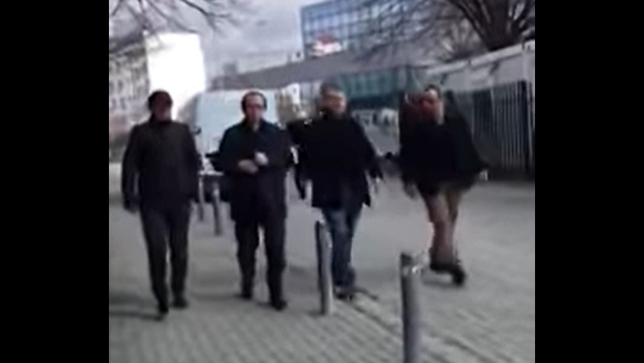 Вицепремиер беше замерван с яйца ВИДЕО