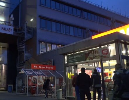 Неизвестни нападнаха бар в Щутгарт СНИМКИ