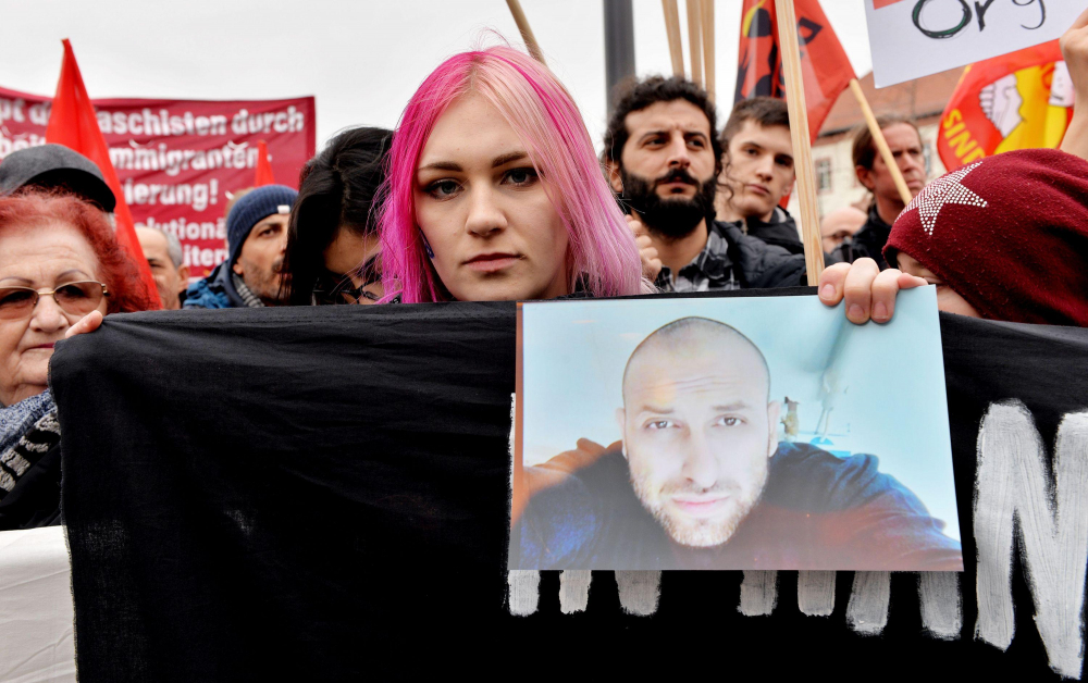 Германци шестваха с портрета на убития Калоян в Ханау СНИМКИ