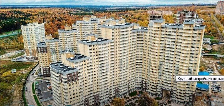 Уникални СНИМКИ: Инат виладжии не отстъпиха нито педя от двора си на крупен строител на гигантски блок