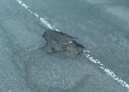Невероятно, но факт: Кола спука две гуми в една и съща дупка на път за Самоков ВИДЕО