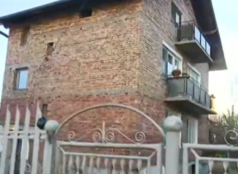 Първи СНИМКИ от къщата на убийството на жена тази нощ в София СНИМКИ
