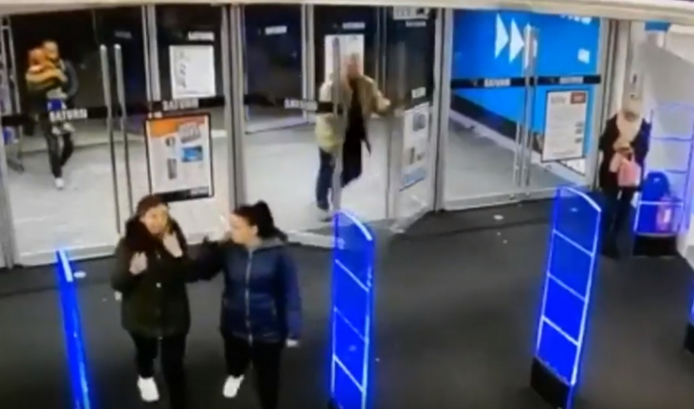 Купувач влезе страшно ентусиазиран в магазин и направи голяма беля ВИДЕО