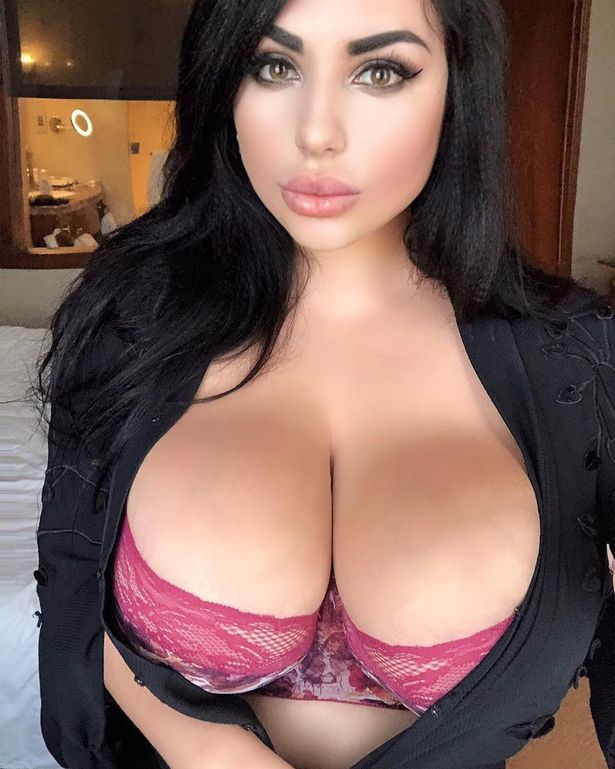 Рускиня с огромен естествен бюст изуми западните таблоиди СНИМКИ 18+