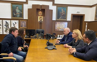 Гешев подхвана изродите, съблекли момче в столичен автобус