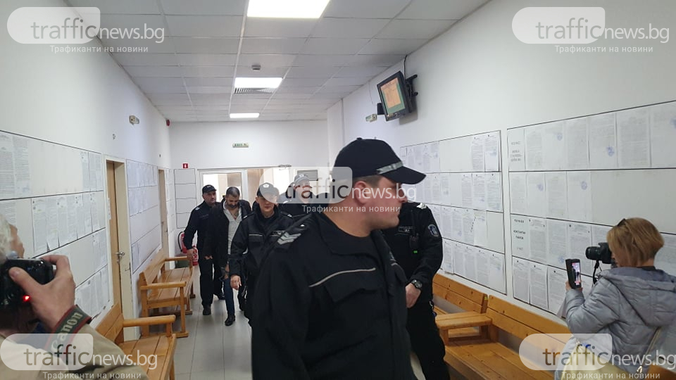 Закопчаните при зрелищна акция в еротичен клуб в Пловдив си изпатиха СНИМКИ