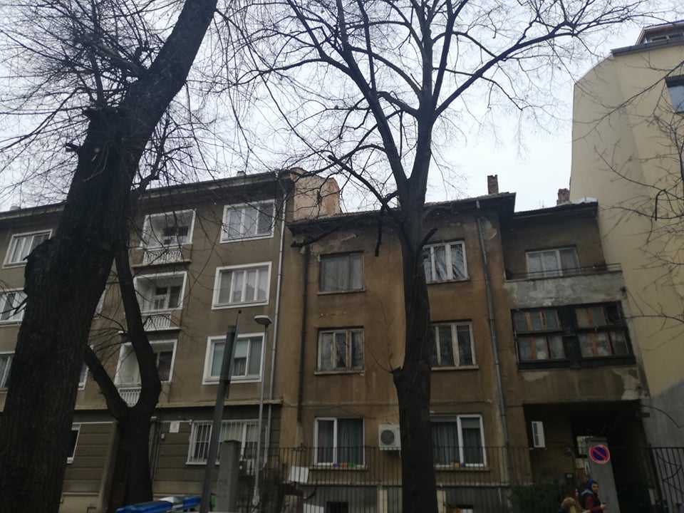 Зрелищен екшън с маскиран крадец и полицаи в центъра на София! СНИМКИ