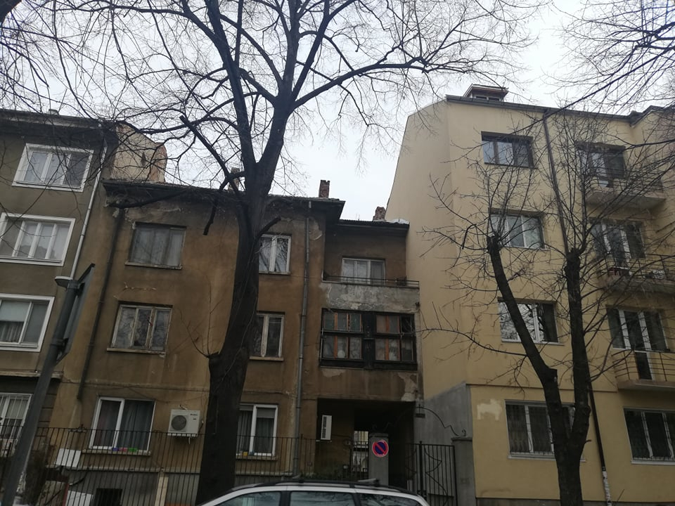 Зрелищен екшън с маскиран крадец и полицаи в центъра на София! СНИМКИ