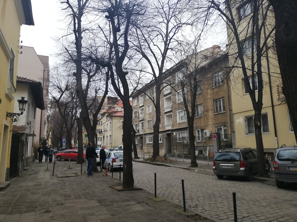 Зрелищен екшън с маскиран крадец и полицаи в центъра на София! СНИМКИ