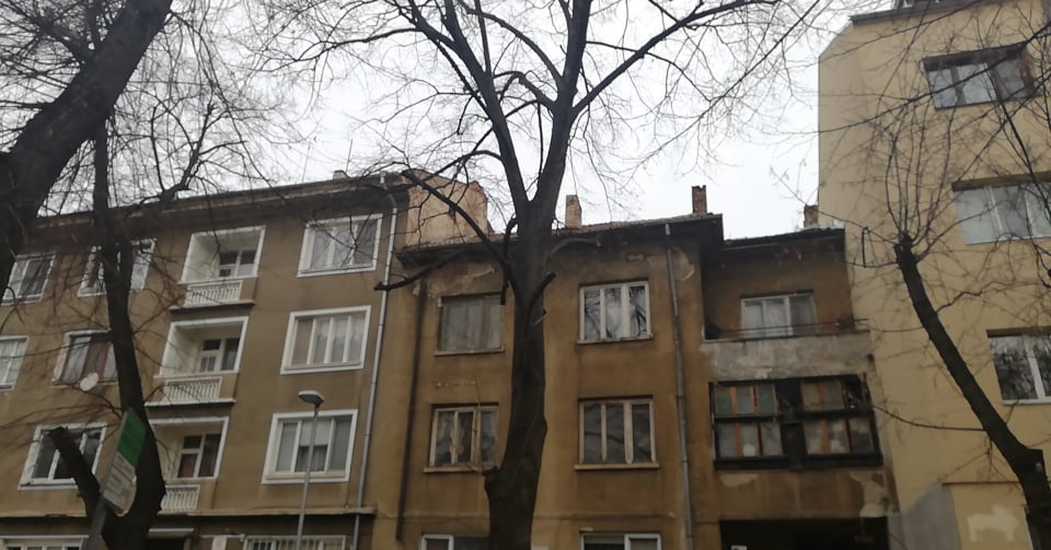 Зрелищен екшън с маскиран крадец и полицаи в центъра на София! СНИМКИ
