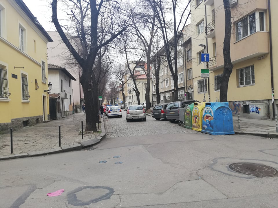 Зрелищен екшън с маскиран крадец и полицаи в центъра на София! СНИМКИ