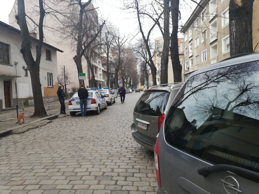 Зрелищен екшън с маскиран крадец и полицаи в центъра на София! СНИМКИ