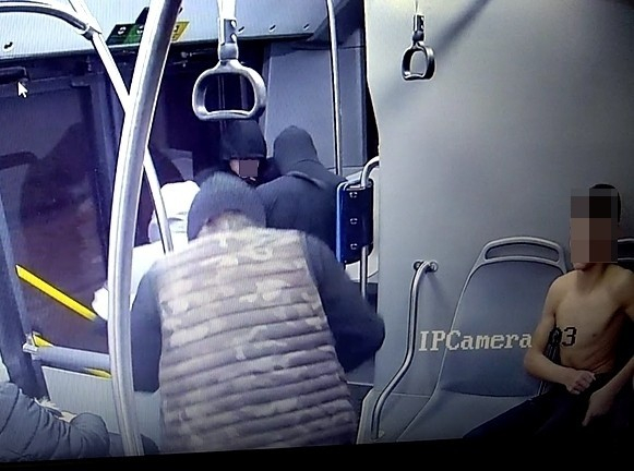 МВР показа СНИМКИ на изродите, съблекли момче в столичен автобус