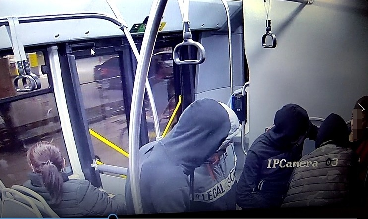 МВР показа СНИМКИ на изродите, съблекли момче в столичен автобус