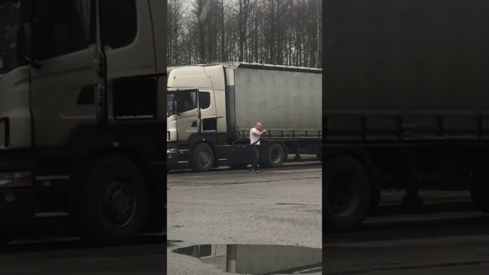 Тираджия слезе от кабината и изуми всички с това, което направи на пътя ВИДЕО