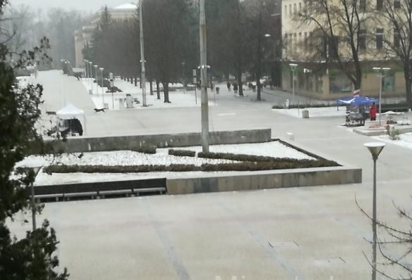Гръм и мълнии над Перник! За минути всичко побеля СНИМКИ