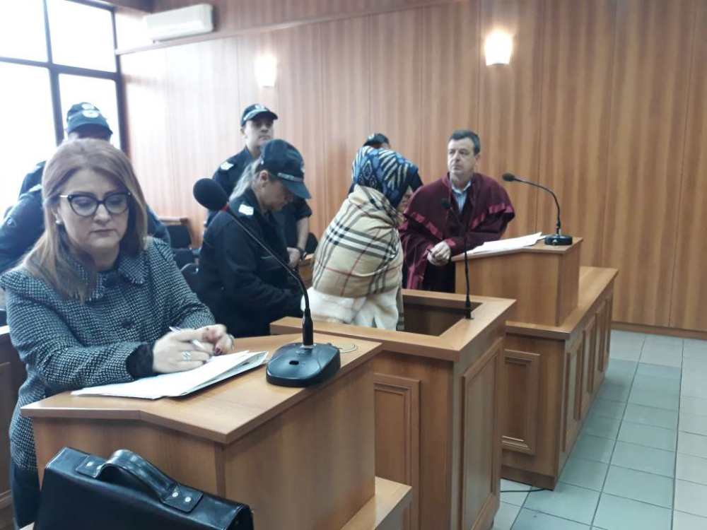 Зрелище: Щерката на Цар Киро, спипана с много хероин, влезе в шокиращ вид в съда СНИМКИ