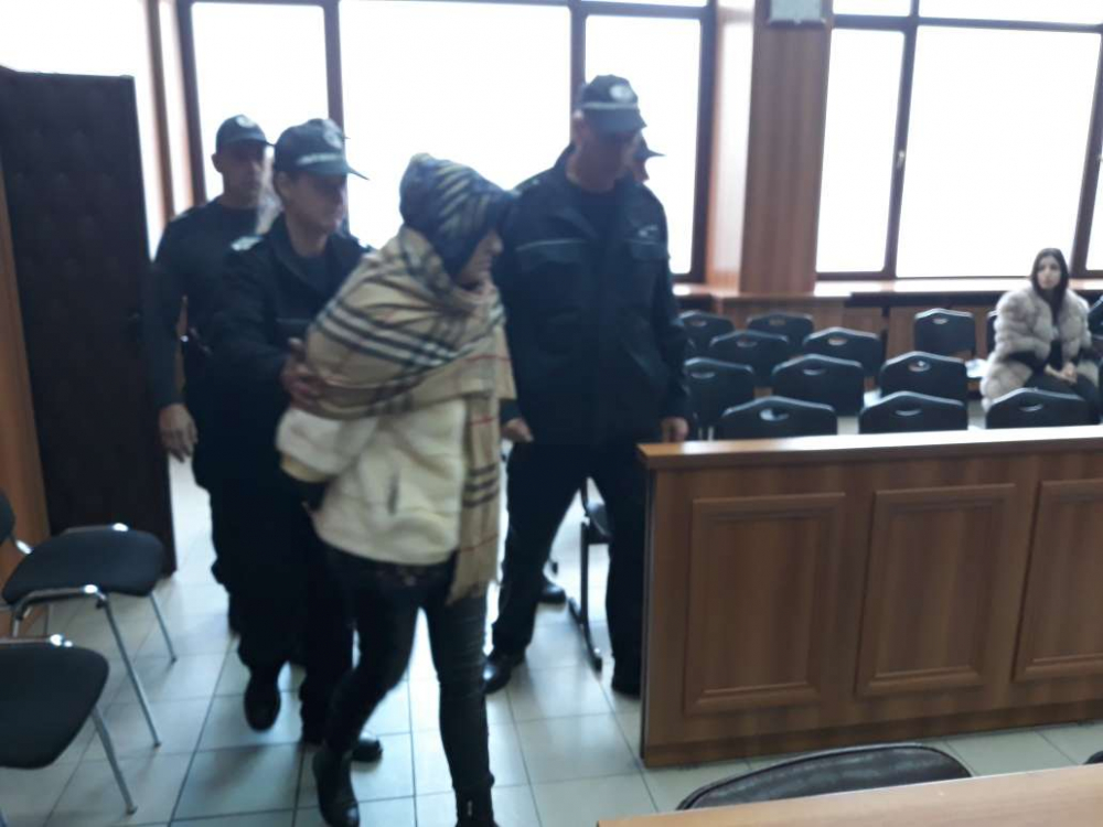 Зрелище: Щерката на Цар Киро, спипана с много хероин, влезе в шокиращ вид в съда СНИМКИ