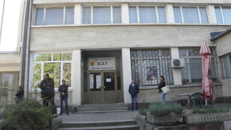 Мъж се качи в колата си пред КАТ-Благоевград и се случи нещо ужасно
