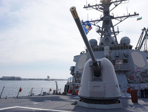 Мощният американски разрушител USS Ross хвърли котва във Варна СНИМКИ