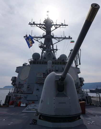 Мощният американски разрушител USS Ross хвърли котва във Варна СНИМКИ