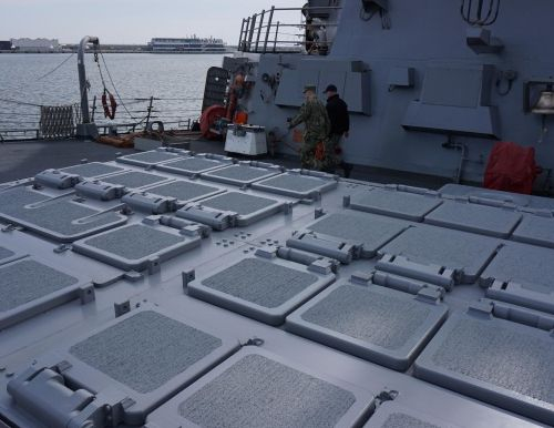 Мощният американски разрушител USS Ross хвърли котва във Варна СНИМКИ