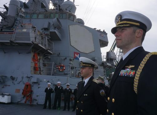 Мощният американски разрушител USS Ross хвърли котва във Варна СНИМКИ