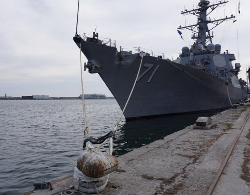 Мощният американски разрушител USS Ross хвърли котва във Варна СНИМКИ