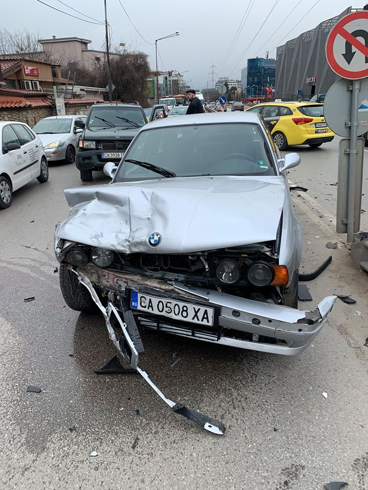 БМВ с размазана предница задръсти „Симеоновско шосе“ в София СНИМКИ
