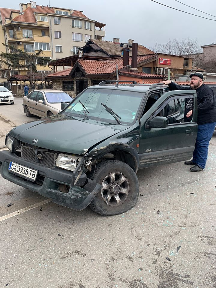 БМВ с размазана предница задръсти „Симеоновско шосе“ в София СНИМКИ