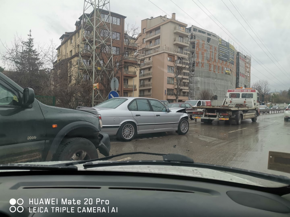 БМВ с размазана предница задръсти „Симеоновско шосе“ в София СНИМКИ