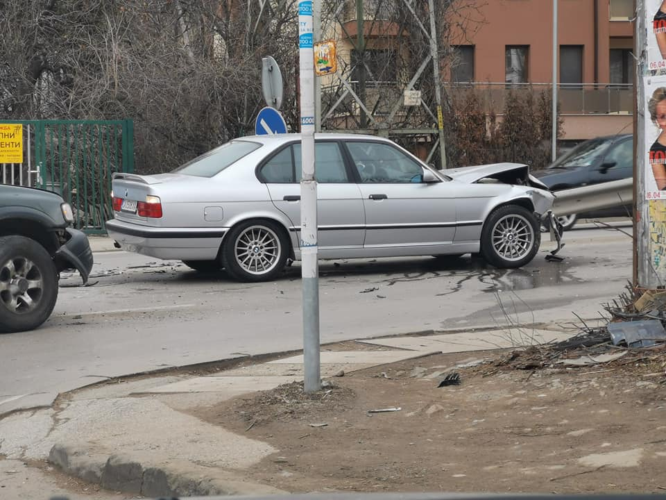 БМВ с размазана предница задръсти „Симеоновско шосе“ в София СНИМКИ