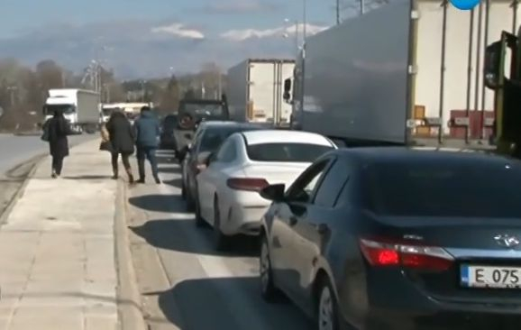 Зверска тапа на гръцката граница! За влизане в България се чака 4 часа