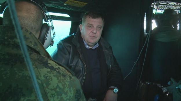 Каракачанов огледа с хеликоптер границата за мигранти 