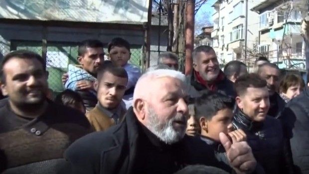 Циганин от Столипиново към премиера: Шефе, да те питам само една работа! ВИДЕО