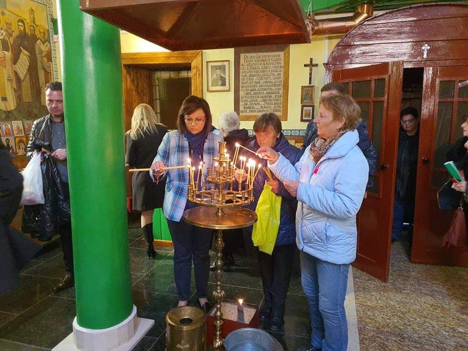 Нинова пали свещ и се моли: Нека изгоним злото СНИМКИ