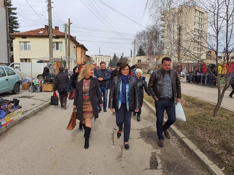 Нинова пали свещ и се моли: Нека изгоним злото СНИМКИ