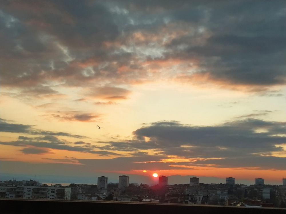 Млада жена улови нещо уникално в небето над Варна СНИМКИ 