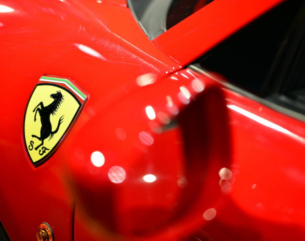 Жертва на тунинга: Единствен по рода си джип Ferrari СНИМКИ