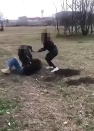 Ужас в Стара Загора: Ученички спукват от бой и ритат жестоко момиче, а момче ги насъсква! ВИДЕО 18+