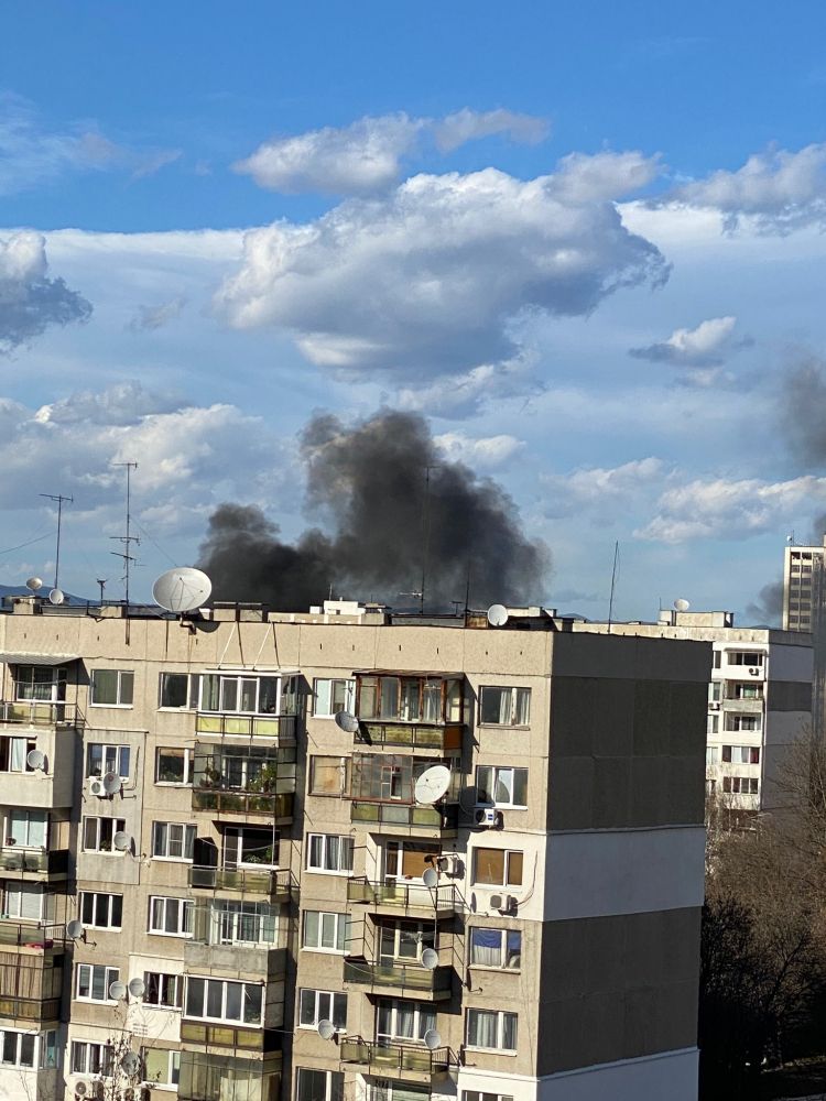 Извънредно и първо в БЛИЦ! Кошмар в столичен квартал, хвърчат пожарни и линейки СНИМКИ