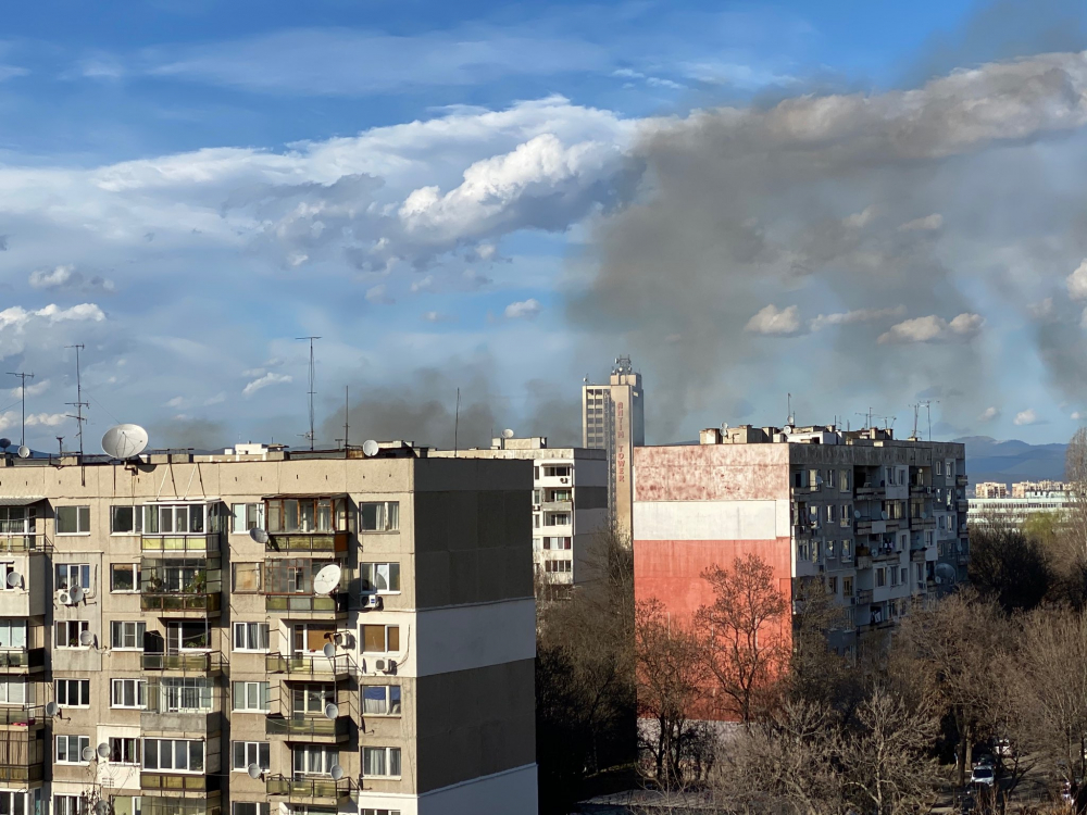 Извънредно и първо в БЛИЦ! Кошмар в столичен квартал, хвърчат пожарни и линейки СНИМКИ
