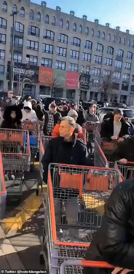 Коронавирус паника в САЩ: Наплашени изкупуват магазините ВИДЕО